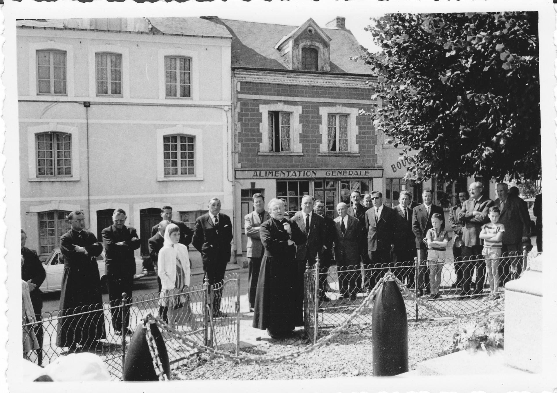 Au monument aux morts - Courtonne la Ville