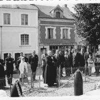 Au monument aux morts - Courtonne la Ville