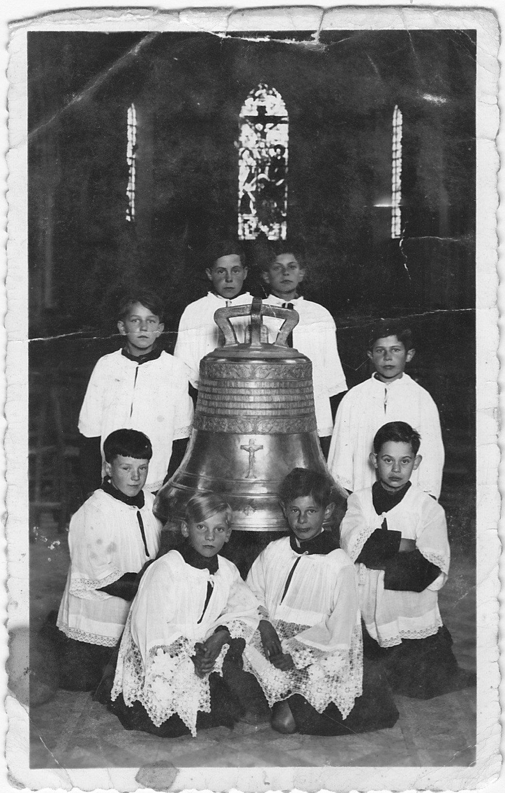 Les enfants de choeur de Courtonne la Ville et la cloche de l'église Saint Martin.