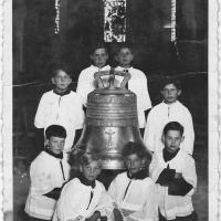 Les enfants de choeur de Courtonne la Ville et la cloche de l'église Saint Martin.